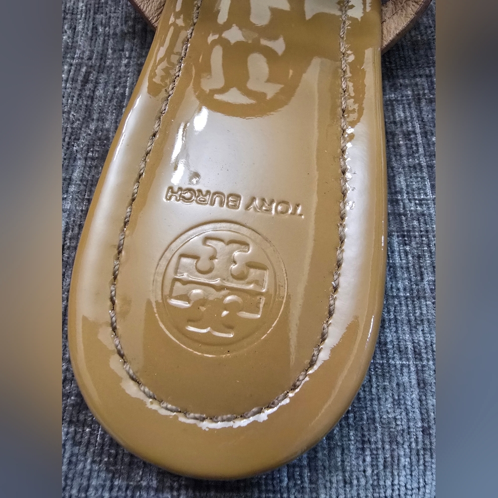 Tory Burch Beige Patent Leather Logo Thong Sandals - Picture 4 of 8